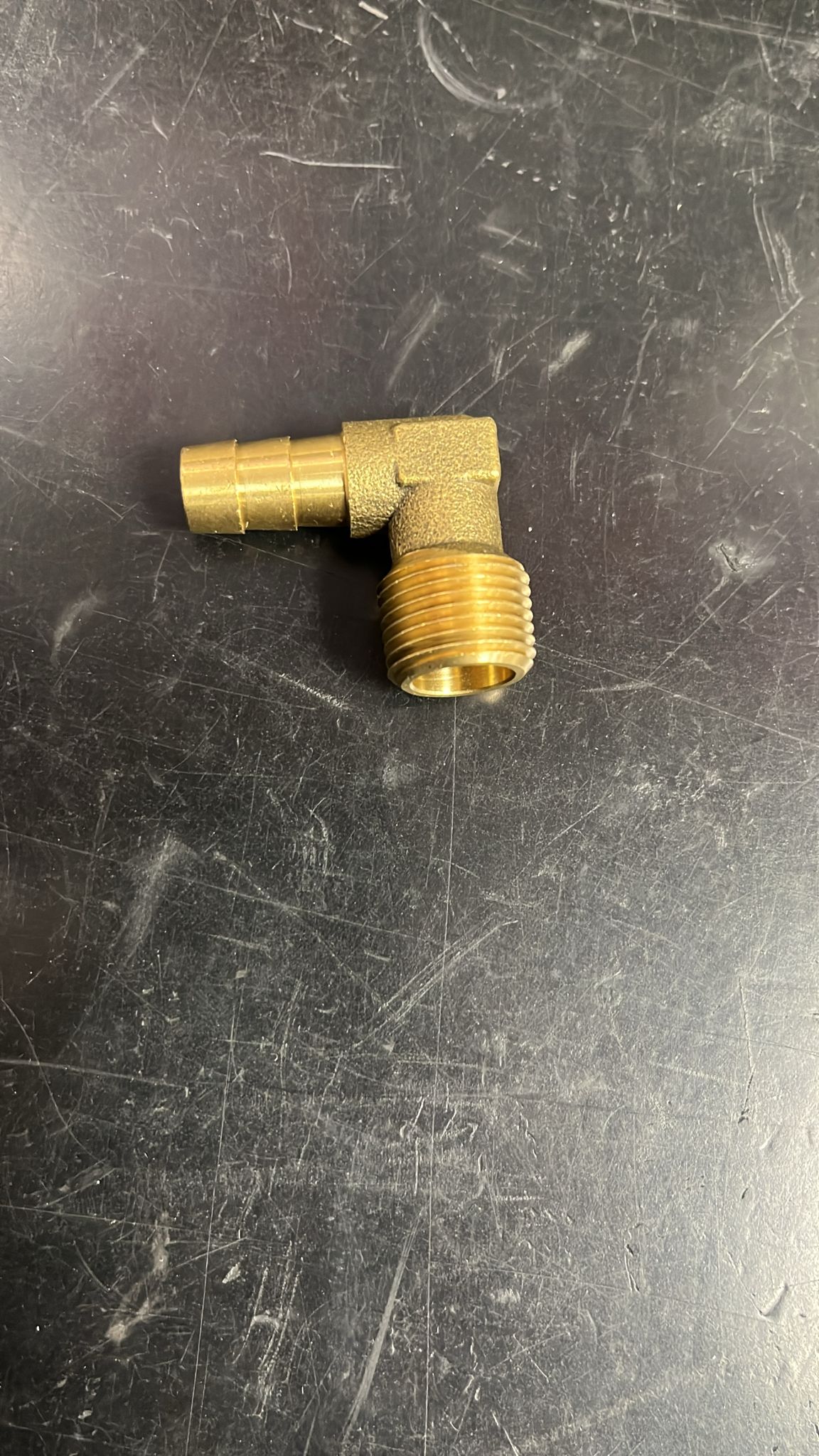Haakse fitting 3/8 NPT naar 3/8 slang
